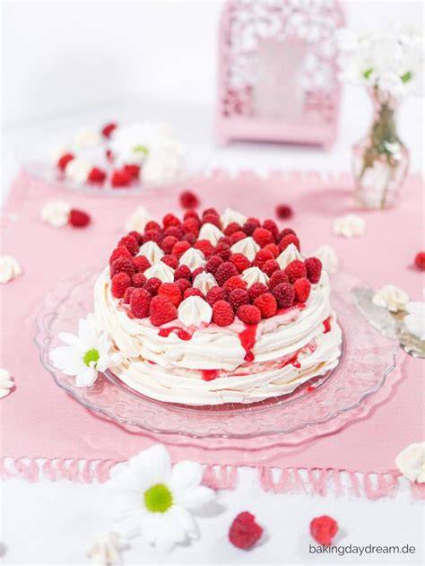 Close-up: luftiges Inneres einer angeschnittenen Pavlova