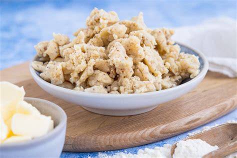 Close-up: perfekte Butterstreusel - grob und fein gemischt