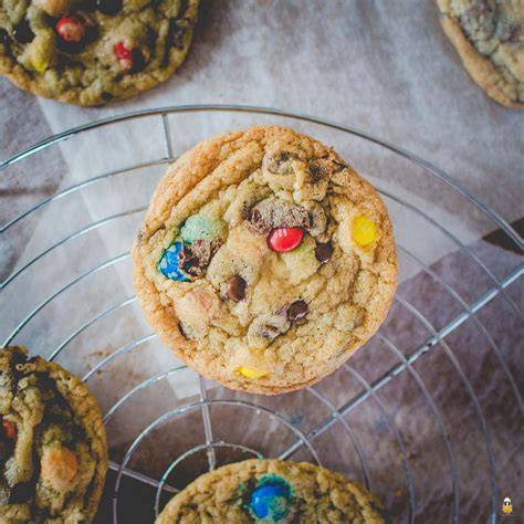 Close-up Rainbow Cookie mit M&Ms und Schokostückchen auf Backblech