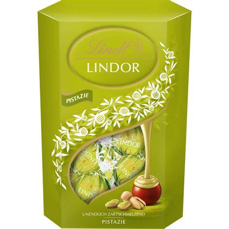 Close-up der Lindt Lindor Kugeln grün Pistazie mit zerbrochener Schokoladenhülle