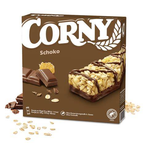 Close-up von Corny Schoko Riegel und Zutaten