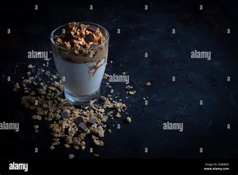 Close-up von Kaffeetasse mit cremiger Karamellcrema