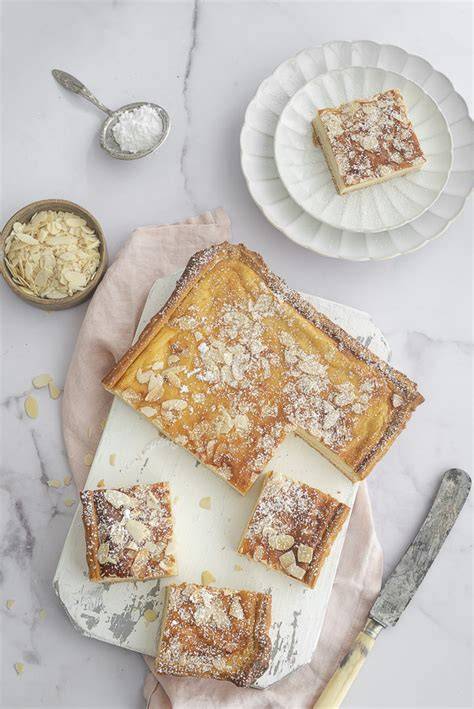 Coca mallorquina dulce, frisch gebacken mit Puderzucker