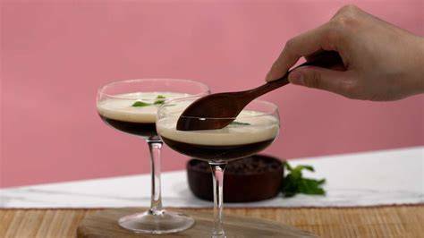 Coffee Jelly im Glas mit Löffel