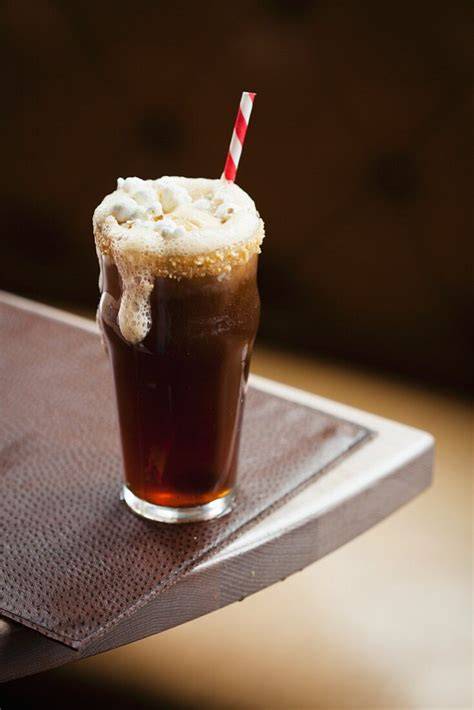 Coke Float im Glas mit Vanilleeis und Strohhalm