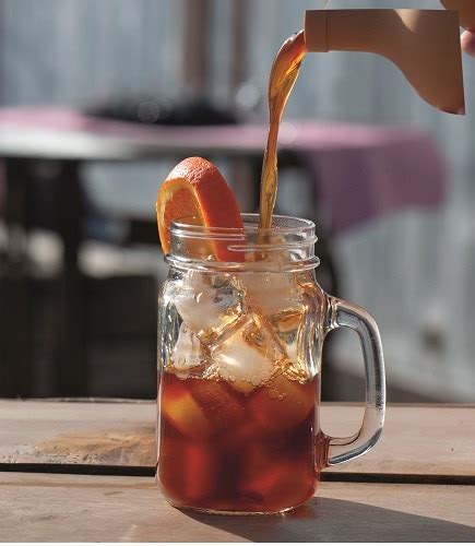 Cold Brew Glas mit Eis und einem Hauch Sirup
