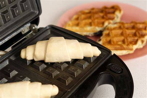 Collage: Croffles im Waffeleisen, Cruffins im Muffinblech, Croissant-Brot in der Kastenform
