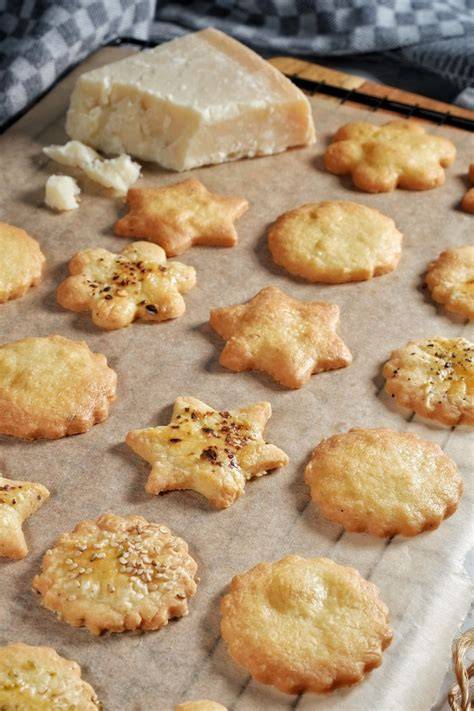 Collage: Grießplätzchen, Parmesan-Käseplätzchen und herzhafte Snack-Ideen