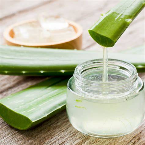 Collage: Honig, Manuka-Blüten, Aloe, Haferflocken als Anti-Juckreiz-Toolkit