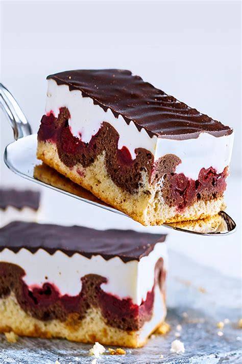 Collage: Klassische und moderne Schichtkuchen - Buttercreme, Früchte, Poke-Cake