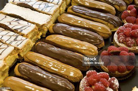 Collage: Madeleine, Éclair, Mille-Feuille, Opera-Torte und Paris-Brest