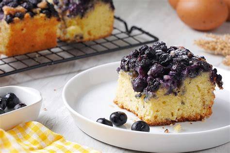 Collage: Marmorkuchen, Zitronenkuchen, Nusskuchen und Blaubeerkuchen