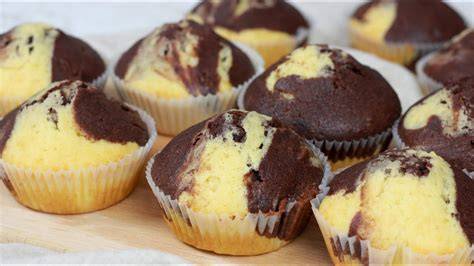 Collage: Muffins, Marmorkuchen, Karamelltaler mit Kakao-Nibs
