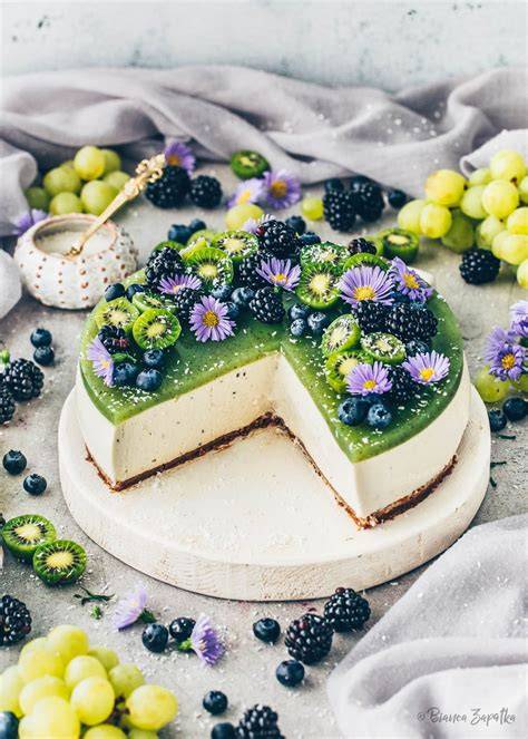Collage: Verschiedene No Bake Kuchen für Ostern (Cheesecake, Tartelettes, vegane Variante)