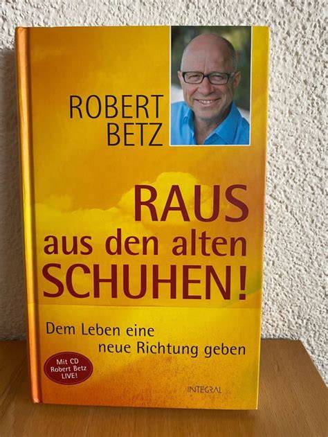 Collage aus Buchcover, alten Schuhen und Redensarten mit Fuß- und Schuhmotiven