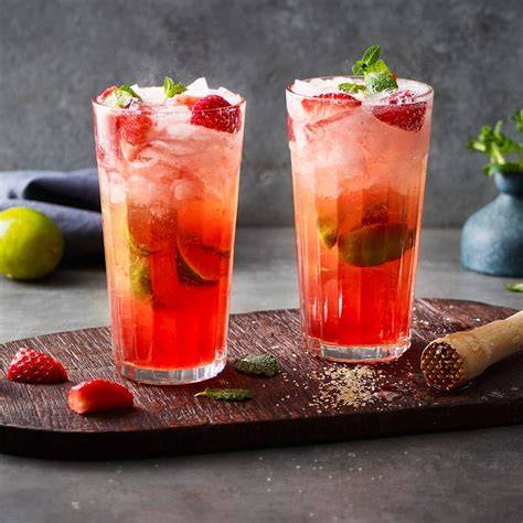 Collage aus Cocktailtorten: Cosmopolitan-Schnitten, Bellini-Torte, Erdbeer-Mojito, Lumumba-Kuchen