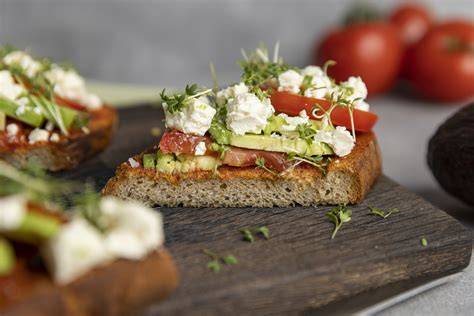 Collage mit verschiedenen Linsenwaffel-Belägen: Avocado, Tomate, Kräuter und süße Varianten