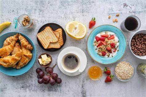 Collage typischer zucker- und weizenfreier Frühstückszutaten