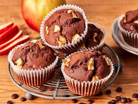 Collage verschiedener Muffin-Varianten (Schoko, Beeren, Apfel, Zitrone)