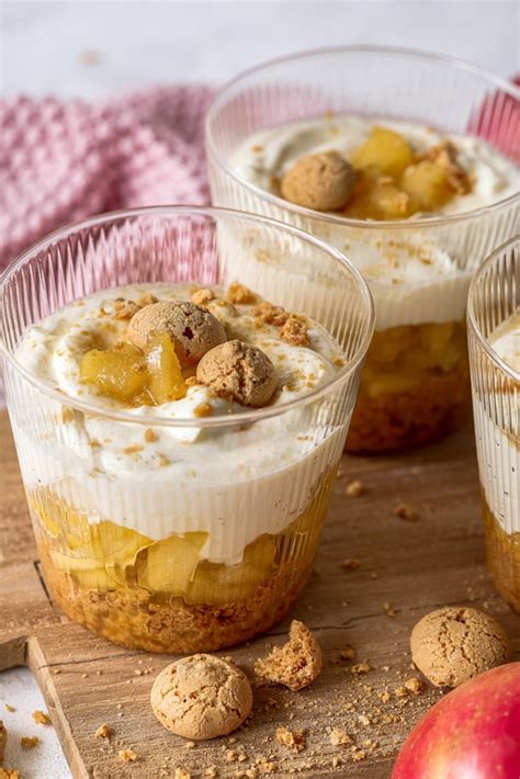 Collage verschiedener Tiramisu-Torten mit Apfel, Himbeere und Schokolade
