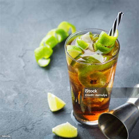 Collins-Glas mit Cuba Libre (Eis, Limette, Cola)
