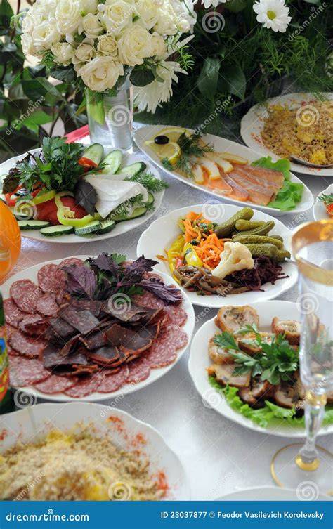 Community: Verschiedene Käsekuchenscheiben auf einer festlichen Tafel