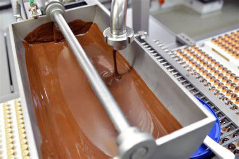 Conchiermaschine bei der Pralinenherstellung