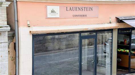 Confiserie-Schaufenster mit Pralinen