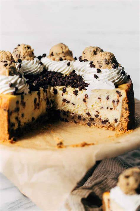 Cookie Dough Cheesecake Schnitten auf einem Tisch