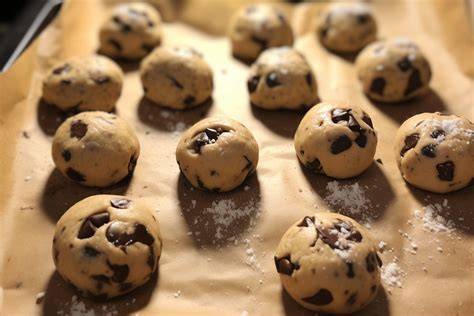 Cookie-Teigkugeln auf Backblech