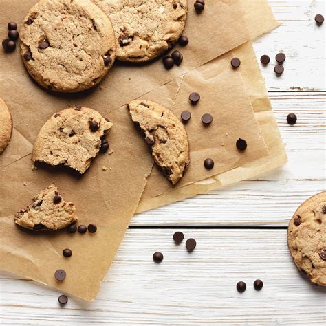 Cookieformen und Schokostückchen auf Backpapier