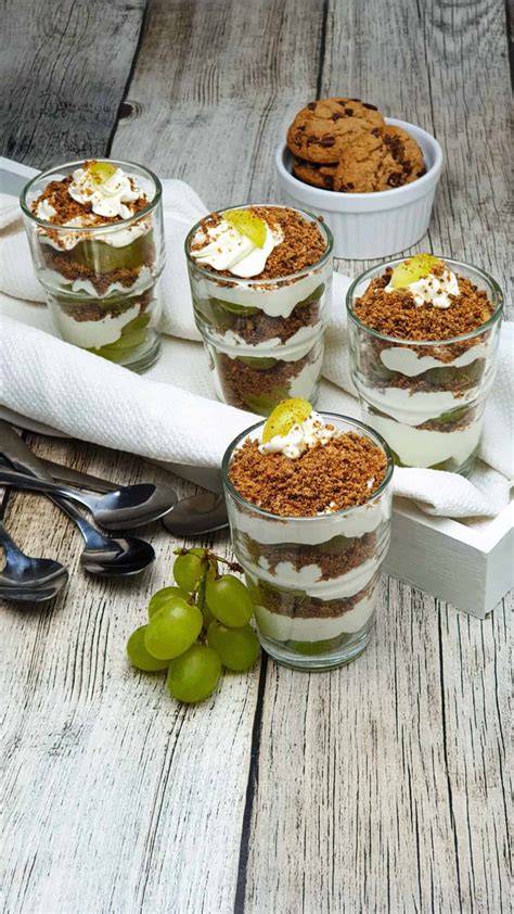 Cookies Weintrauben Dessert im Glas, Schritt für Schritt angerichtet