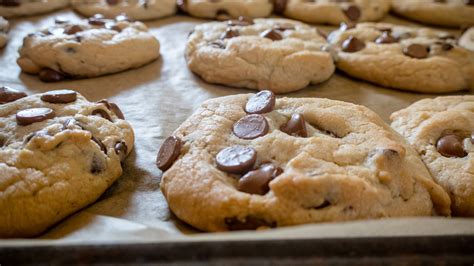 Cookies frisch aus dem Ofen auf Backblech