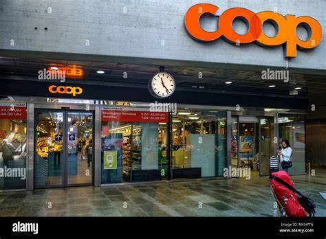 Coop Supermarkt Eingang mit Rückrufhinweis