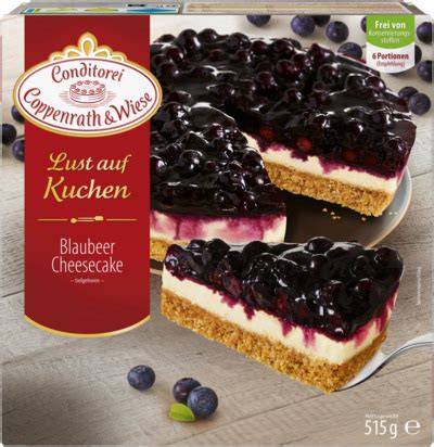 Coppenrath und Wiese Blaubeer Schoko Kuchen auf einem Teller mit Blaubeeren