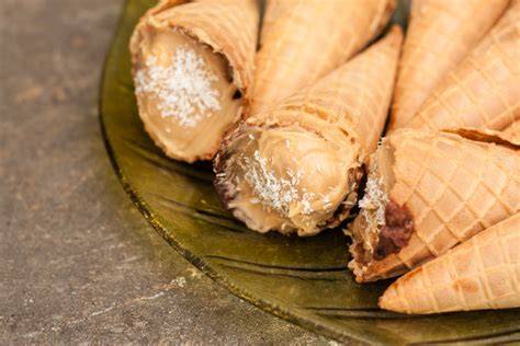 Cornetto im Eishörnchen - Nahaufnahme mit Schokospitze