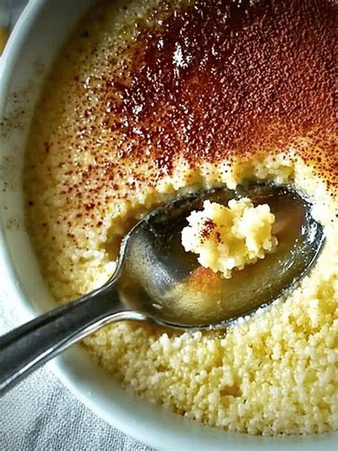Couscous Pudding im Wasserbad gegart und dekorativ serviert