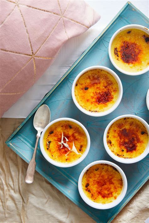 Crème Brûlée in flachen Förmchen mit karamellisierter Kruste