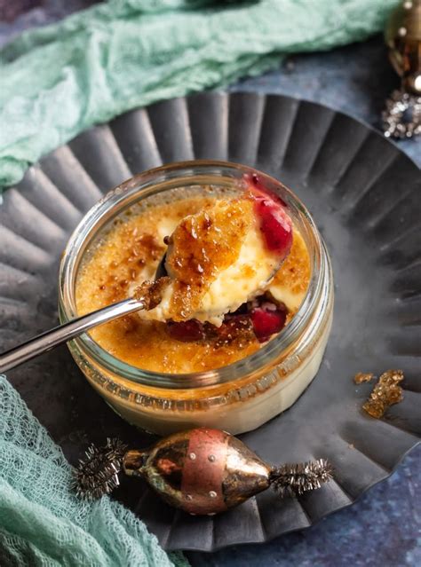Crème Brûlée mit Weihnachtsdeko