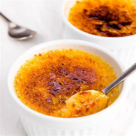 Crème Brûlée mit karamellisierter Zuckerkruste