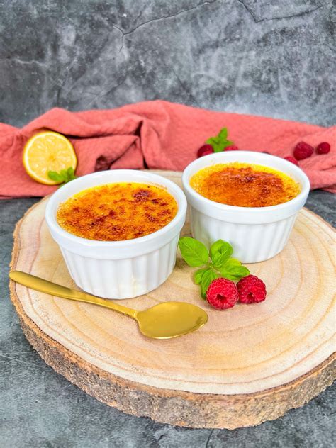 Crème Brûlée mit karamellisierter Zuckerschicht, Nahaufnahme