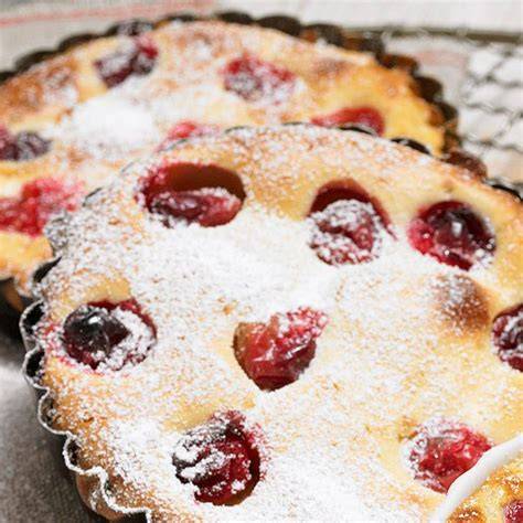 Crème Fraîche Kuchen mit Kirschen und Mandeln