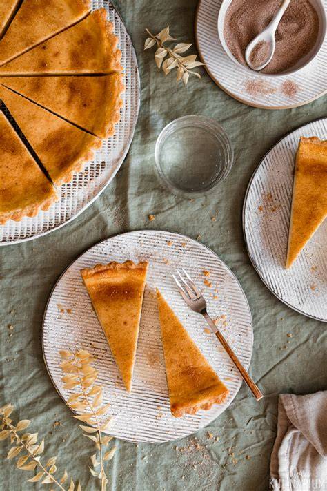 Crème Fraîche Tarte im Anschnitt mit Zimtzucker