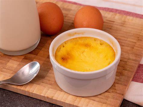 Crème aux oeufs in einer Schale