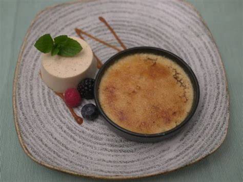 Crème brûlée, Topfenknödel und Panna Cotta als Dessertkomposition