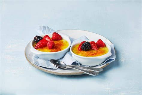 Crème brûlée Serviervorschlag mit Beeren