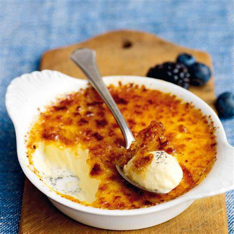 Crème brûlée mit Gewürzkirschen und Zimt