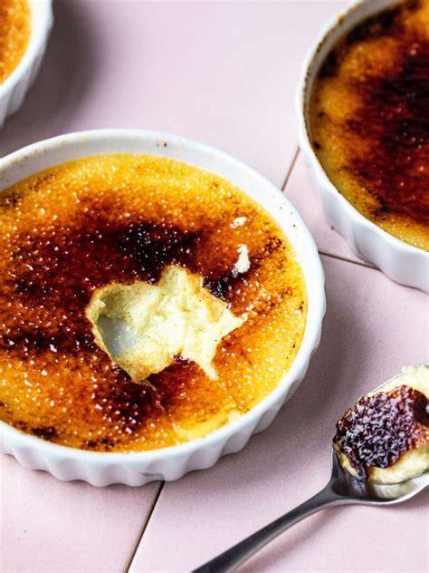 Crème brûlée mit goldbrauner Karamellschicht
