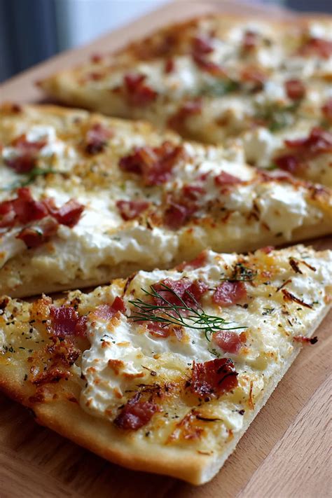 Crème fraîche auf Flammkuchen und als Dips