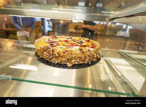 Crème fraîche-Torte mit Obst und Mandelsplittern